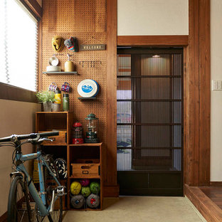 東京都下のアジアンスタイルのおしゃれな玄関ロビー (白い壁、ベージュの床) の写真