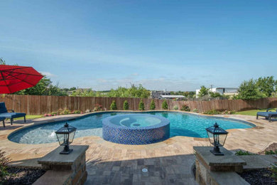 Elegant pool photo in Dallas