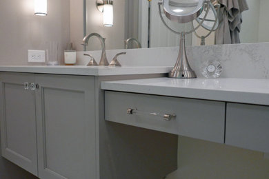 Diseño de cuarto de baño doble y flotante tradicional renovado con armarios con paneles lisos, puertas de armario grises, encimeras blancas y paredes grises