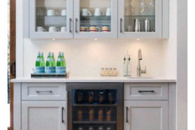 Example of a home bar design in New Orleans