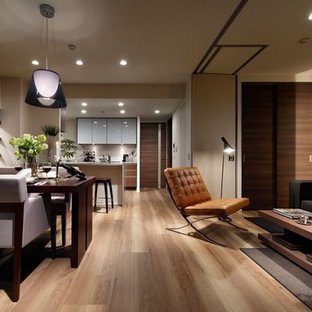 Inspiration för mellanstora moderna allrum med öppen planlösning, med bruna väggar, plywoodgolv och beiget golv