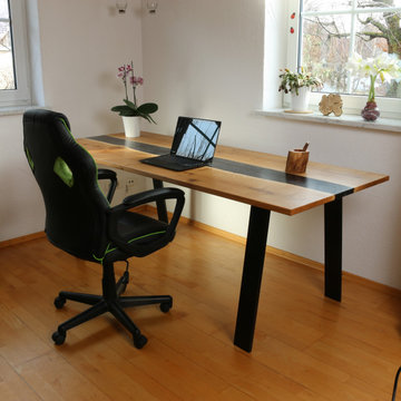 Schreibtisch aus Eichenholz in Kombination mit Epoxidharz