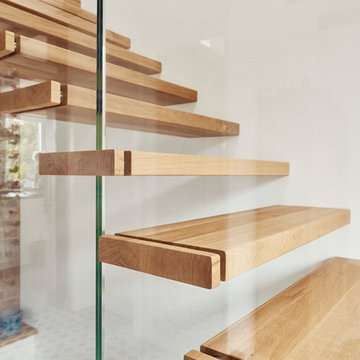 Kragarmtreppe mit Weißglas und wilder Eiche