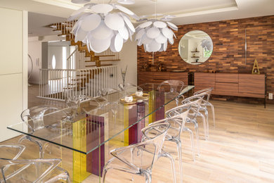 Cette image montre une grande salle à manger design.