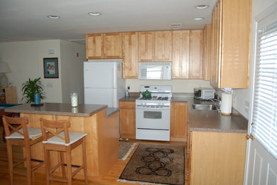 Mid-sized trendy l-shaped open concept kitchen photo in New York with an island