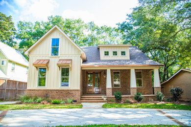 Design ideas for a large craftsman front yard driveway in Birmingham.