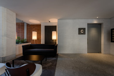 Esempio di un grande ingresso minimalista con pareti bianche, pavimento in marmo, una porta singola, una porta in vetro e pavimento grigio