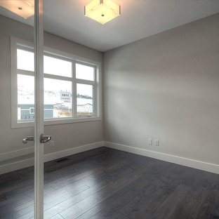 バンクーバーの中サイズのモダンスタイルのおしゃれなホームオフィス・仕事部屋 (グレーの壁、クッションフロア、暖炉なし) の写真