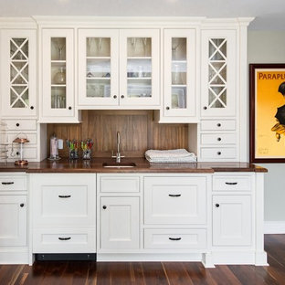 Idéer för ett mellanstort klassiskt kök, med en nedsänkt diskho, luckor med profilerade fronter, vita skåp, marmorbänkskiva, rostfria vitvaror och mörkt trägolv