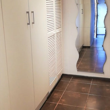 Un corredor iluminado y funcional.
