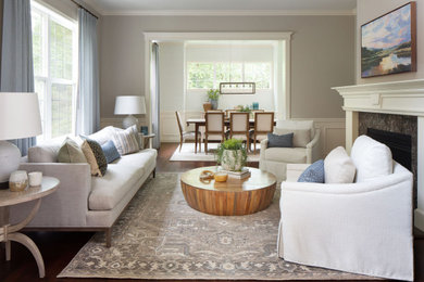 Mittelgroßes, Fernseherloses, Offenes Klassisches Wohnzimmer mit braunem Holzboden, Kamin und Kaminumrandung aus Stein in Seattle