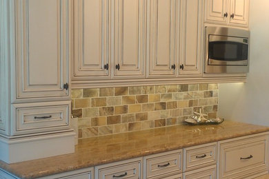 Example of a classic kitchen design in Charleston