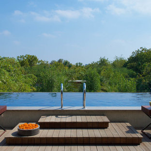 Bild på en mellanstor funkis takterass, rektangulär infinitypool, med en fontän och trädäck