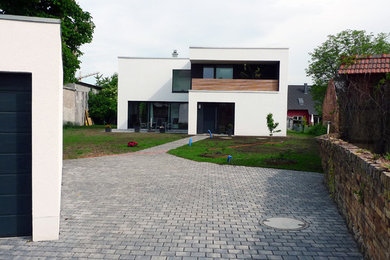 Mittelgroßes Modernes Haus mit Flachdach in Sonstige