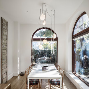 Immagine di una piccola sala da pranzo minimal con parquet chiaro