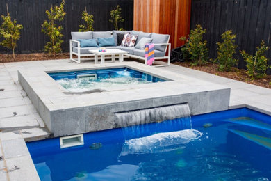 Ispirazione per una piscina naturale vittoriana personalizzata di medie dimensioni e dietro casa con paesaggistica bordo piscina e pedane