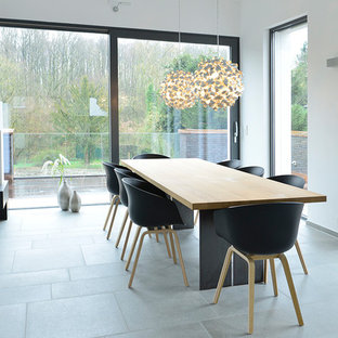 ドルトムントの広いコンテンポラリースタイルのLDKの画像 (白い壁、セラミックタイルの床、標準型暖炉、漆喰の暖炉まわり、グレーの床)