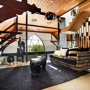 Exempel på ett mellanstort modernt loftrum, med heltäckningsmatta, en fristående TV och vita väggar