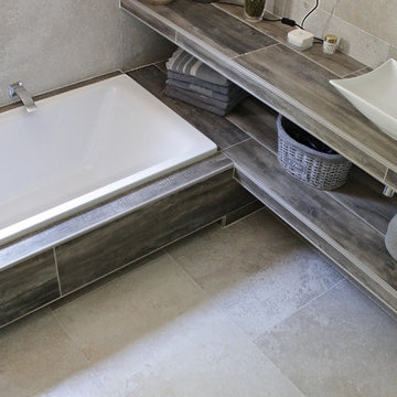 Salle de bains principale carrelage imitation pierre et bois