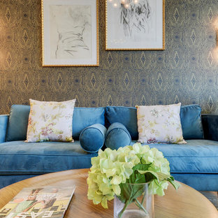 Immagine di un piccolo soggiorno bohémian aperto con pareti nere, pavimento in legno massello medio, nessun camino e TV a parete