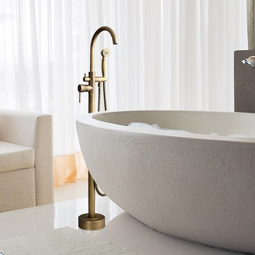 Classic Antique Brass Single Lever Handle Swivel Spout Free Standing Tub Faucet