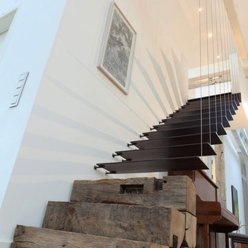 Stahltreppe aufgehängt an Edelstahlseilen