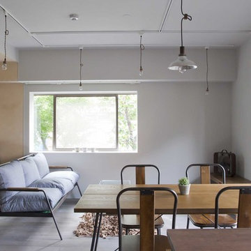 壁・床・家具それぞれの素材を楽しむ、質感の高い空間。
