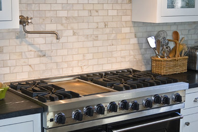 Example of a classic kitchen design in Orange County