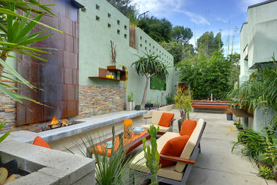 Trendy patio photo in Los Angeles