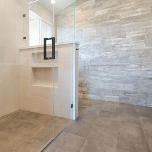 Badezimmer mit bodengleicher Dusche und freistehendem Waschtisch Ideen