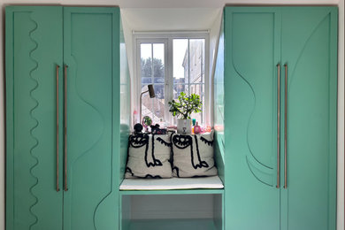ケンブリッジシャーにある中くらいなモダンスタイルのおしゃれな客用寝室 (白い壁、カーペット敷き、ベージュの床) のインテリア