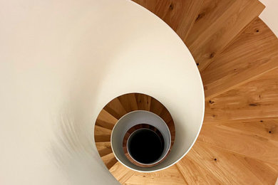 Edle Wendeltreppe mit der Landhausdiele Eiche Llanos von Woodline Parquetry