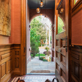 Imagen de puerta principal bohemia, pequeña, con suelo de madera clara, puerta simple, puerta de madera en tonos medios y paredes rosas
