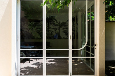 Cette photo montre une maison moderne.