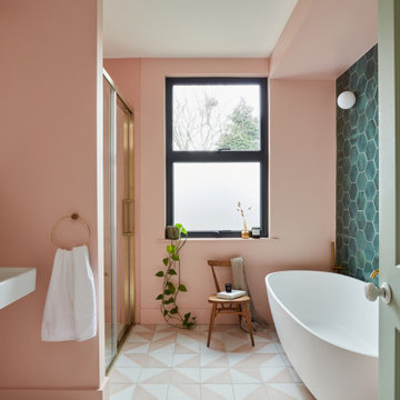 Colourful Yet Calm Family Home - Bathroom