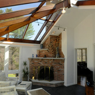 Wintergarten mit Schieferboden und Eckkamin Ideen, Design & Bilder