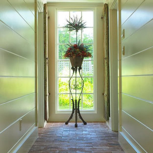 Exempel på en liten klassisk hall, med beige väggar och tegelgolv