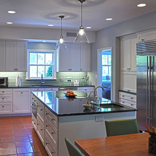 Cuisine contemporaine avec un sol en carreau de terre ...