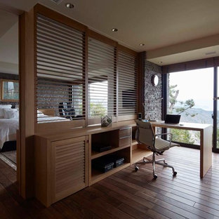 東京都下のモダンスタイルのおしゃれな書斎 (グレーの壁、濃色無垢フローリング、造り付け机、茶色い床) の写真