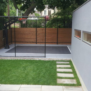 Inspiration pour un petit jardin arrière design l'été avec une exposition ombragée et des pavés en béton.