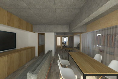 Modelo de sala de estar abierta moderna pequeña sin chimenea con paredes blancas, suelo de madera clara, televisor colgado en la pared, suelo marrón, vigas vistas y madera