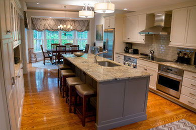 Kitchen - traditional kitchen idea in Boston