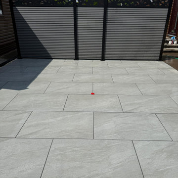 Composite Screening Closing Off a Porcelain Terrace