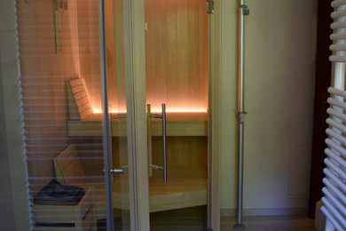 Immagine di un bagno di servizio minimalista di medie dimensioni con pareti multicolore, pavimento in vinile e pavimento grigio