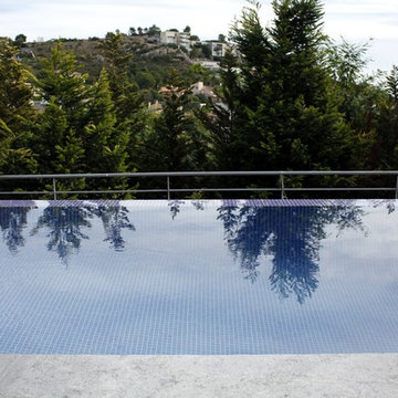 Piscina desbordante Torre Bellver por Piscinas Interlagos.