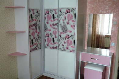 На фото: детская среднего размера в современном стиле с спальным местом и розовыми стенами для подростка, девочки