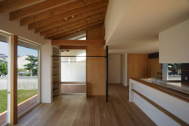 名古屋にあるモダンスタイルのおしゃれなLDK (白い壁、無垢フローリング) の写真