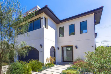 Inspiration for a modern exterior home remodel in Los Angeles
