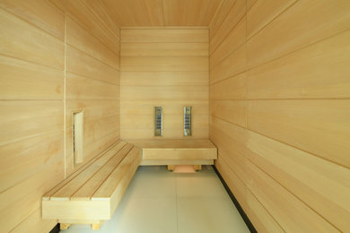 Foto de sauna actual extra grande con suelo blanco y madera
