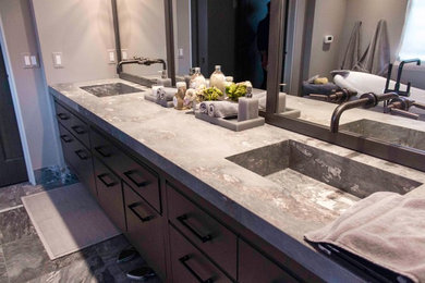 Bathroom - modern bathroom idea in Chicago